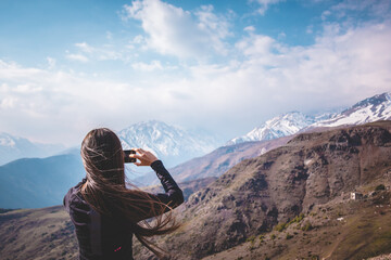 Fototapeta premium person photgrain mountains