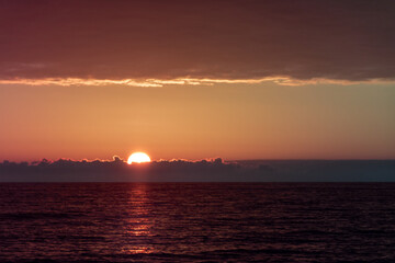 Naklejka premium sunset over the sea