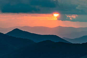 Fototapeta na wymiar Beautiful sunset over the blue ridge mountains in North Carolina