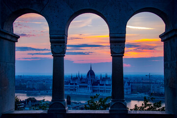 Vue du parlement de Budapest au lever du soleil depuis le bastion des pêcheurs