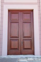 Fototapeta na wymiar Mächtige Holztür Schwere Tür Massivholz Tür Eingang Haustür