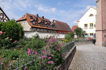 Fototapeta na wymiar Blumen an der Kirche in Eibelstadt