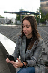 Fototapeta premium Mujer empresaria mira sonriente el móvil 