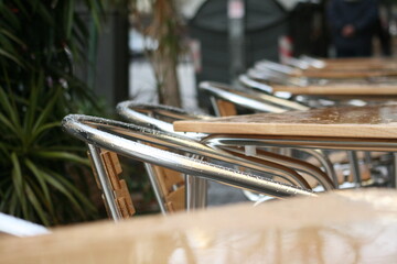 Terraza de bar en tarde lluviosa,