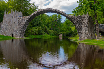 Fototapeta na wymiar der Kromlauer Park in Sachsen mit der berühmten Rakotzbrücke