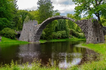 Afwasbaar Fotobehang Rakotzbrücke der Kromlauer Park in Sachsen mit der berühmten Rakotzbrücke