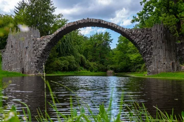 Photo sur Plexiglas Le Rakotzbrücke der Kromlauer Park in Sachsen mit der berühmten Rakotzbrücke