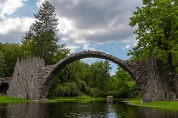 Papier Peint photo Le Rakotzbrücke der Kromlauer Park in Sachsen mit der berühmten Rakotzbrücke