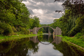 der Kromlauer Park in Sachsen mit der berühmten Rakotzbrücke