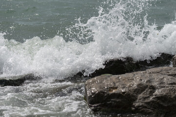 Fototapeta na wymiar wave breaking on the rocks