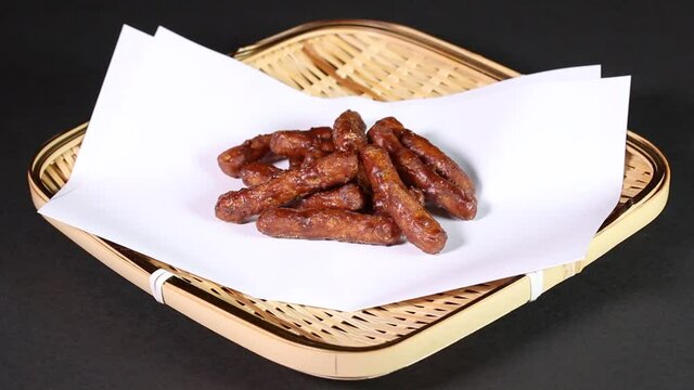 ザルの上のかりんとう　回転