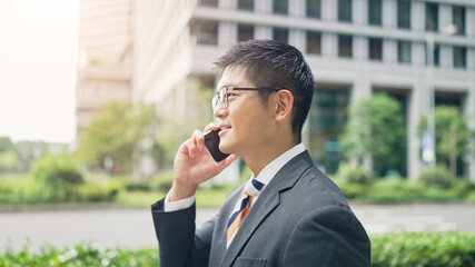 歩きながらスマホで通話する男性