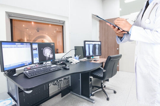 doctor writing clipboard for diagnosis in magnetic resonance (MRI) on screen in operation room