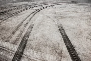 Zelfklevend Fotobehang Tire marks on race track with turning black tire tracks over concrete road pavement © thanapun