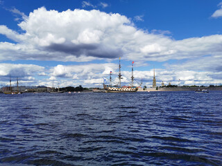 Obraz premium Sailing frigate Poltava in the Neva water area for the Day of the Navy in St. Petersburg.