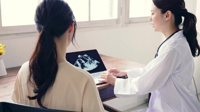 診察を受ける妊婦　産婦人科　レディースクリニック