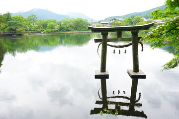 湯布院 金鱗湖 天祖神社の鳥居