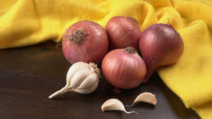 Fresh red onions in a wooden bowl.