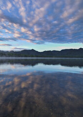 Obraz premium 雄大な湖の風景。北海道の屈斜路湖。