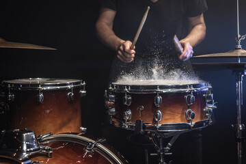 The drummer plays the snare drum with splashing water. - obrazy, fototapety, plakaty