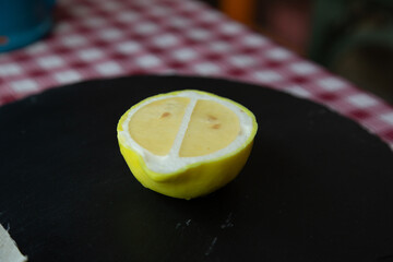 Presentación de helado de limón, en forma de limón cortado, repostería  creativa