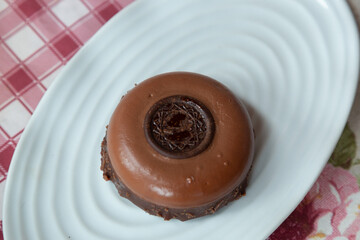 Postre de chocolate sobre plato blanco, repostería casera