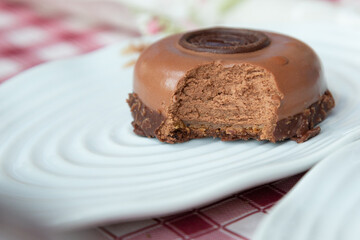 Postre de chocolate sobre plato blanco, repostería casera