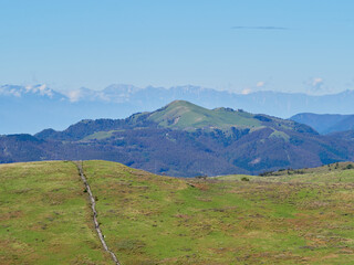 9月（秋） 車山高原の遊歩道上から三峰山・北アルプス方面を望む 長野県茅野市