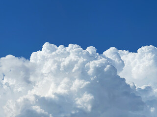 鮮やかな青い空と夏の白い雲