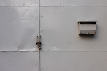 倉庫の灰色の扉と郵便受け