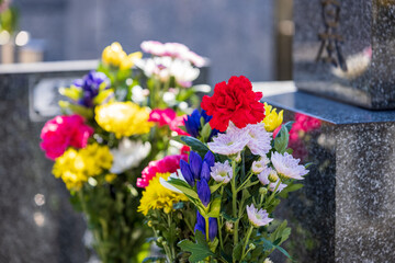 墓に手向けられた花