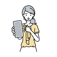 立ってスマートフォンを指差してこちらに向けて見せているオフィスカジュアルの女性
