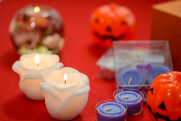 ハロウィンイメージ　かぼちゃのお化けと蝋燭の組み合わせ