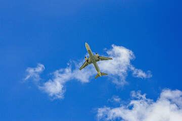 Fototapeta na wymiar 空港から飛び立つ飛行機