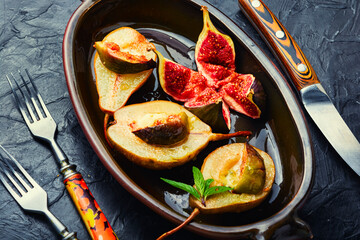 Baked pear with figs