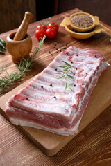 Carne cruda di maiale pancetta con osso 
