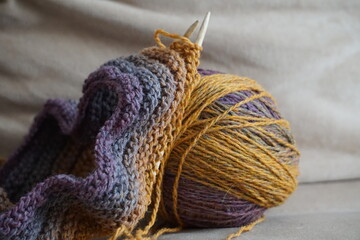 Knitting yarn and knitting needles