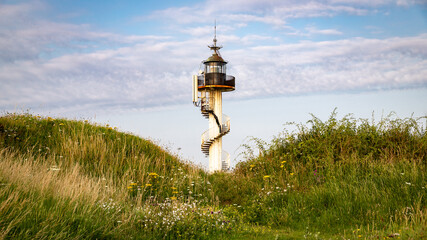 Phare d'Alprech sous un ciel bleu d'été, sur la côte d'Opale en France