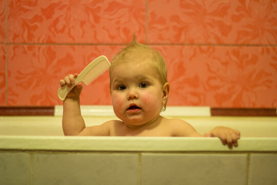 The Kid Bathes At Home In The Bath And Made His Own Hair - Mohawk