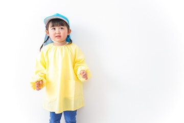 帽子をかぶった幼稚園児