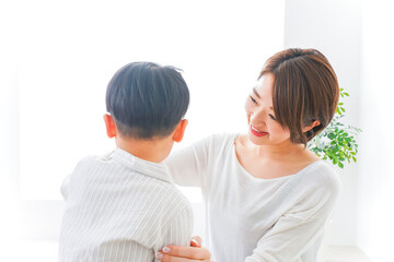 泣く男の子とお母さん