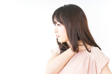 肩こりを感じる若い女性