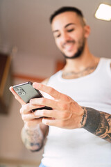 Enfoque selectivo en smartphone con un chico en la cocina