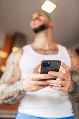 Enfoque selectivo en smartphone con un chico en la cocina