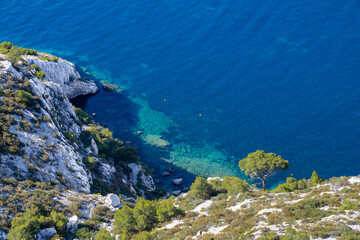 Vue de bord de mer (eau bleu turquoise)  dans les calanques de Marseille, 
