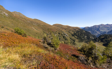 Herbst mit Alpenglühen in den Bergen.