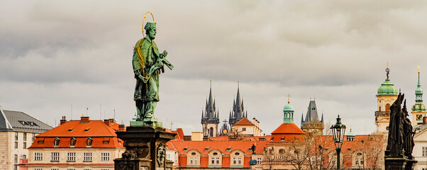 Fototapeta na wymiar カレル橋の上から見たプラハの街