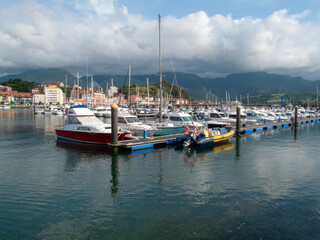 Fototapeta na wymiar Ribadesella es la villa marinera asturiana lo tiene todo: mar, río y montaña.