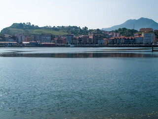 Obraz premium Ribadesella es la villa marinera asturiana lo tiene todo: mar, río y montaña.