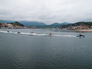Obraz premium Ribadesella es la villa marinera asturiana lo tiene todo: mar, río y montaña.